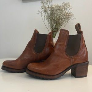 Frye Chelsea Boots, brown leather (size 10)